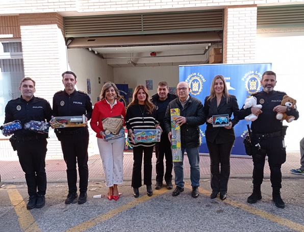 Imagen de La III Campaña Solidaria de Navidad de la Policía Local finaliza con la recogida de unos mil juguetes