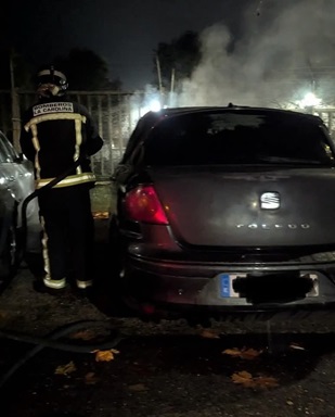 Imagen de Bomberos de La Carolina sofocan anoche un incendio en la zona del centro de Salud.