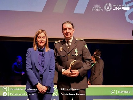 Imagen de El intendente de la Policia Local Jose Pereira recibido la Medalla con la Cruz con Distintivo Blanco