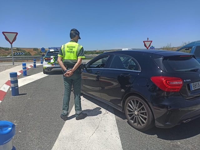 Imagen de La Guardia Civil investiga a los presuntos autores de un delito de robo con fuerza en interior de vehículo.