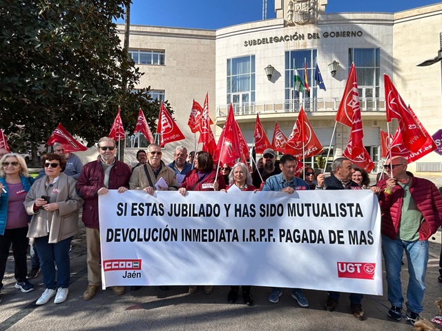 Imagen de CCOO de Jaén y UGT Jaén realizan se movilizan para exigir que se cumplan los derechos de las personas mutualistas