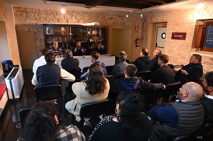 Imagen de Una veintena de vendedores ambulantes participa en la asamblea celebrada por el Área de Consumo para impulsar el mercadillo
