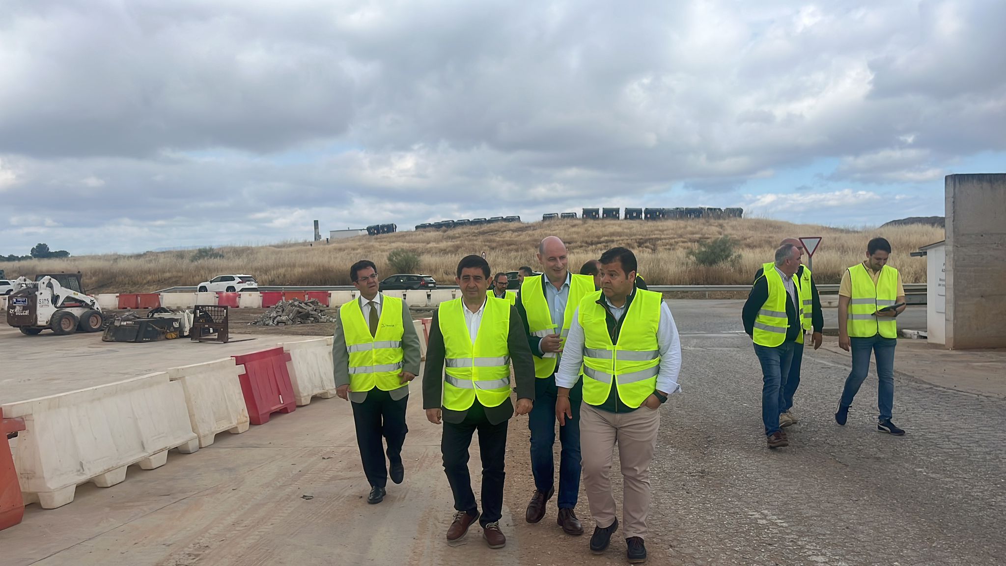 Imagen de Autoridades y técnicos durante la visita del complejo medioambiental El Guadiel  Diputación invierte más de 8 millones de euros en actuaciones de mejora del complejo de residuos del Guadiel