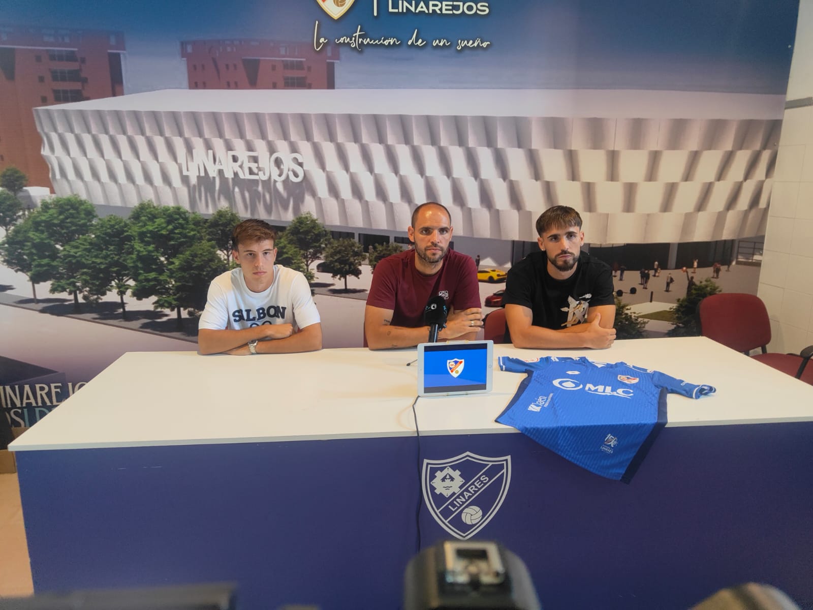 Imagen de Juventud, garra y legado: el Linares se ilusiona con Velázquez y Sierra