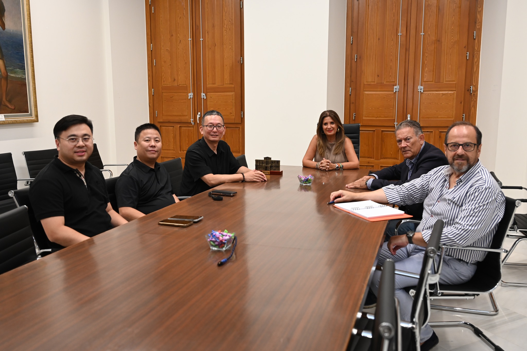 Imagen de Coronet avanza en su implantación en Linares con apoyo institucional para ampliar su producción