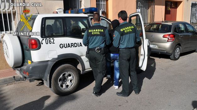 Imagen de La Guardia Civil ha detenido a una persona e investiga a otras dos en Torredelcampo