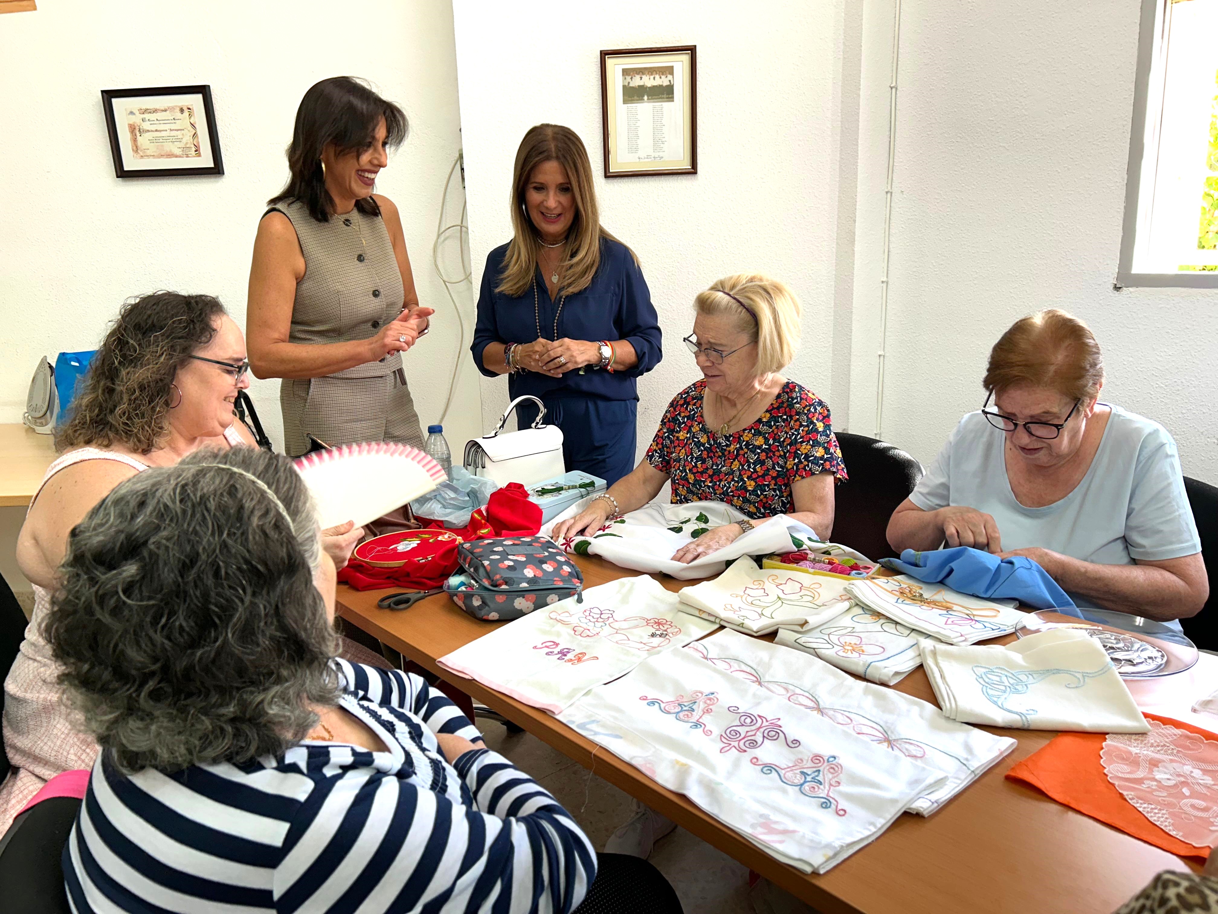 Imagen de La alcaldesa Auxi del Olmo visita el Centro Social Arrayanes y destaca el impulso a los programas para mayores