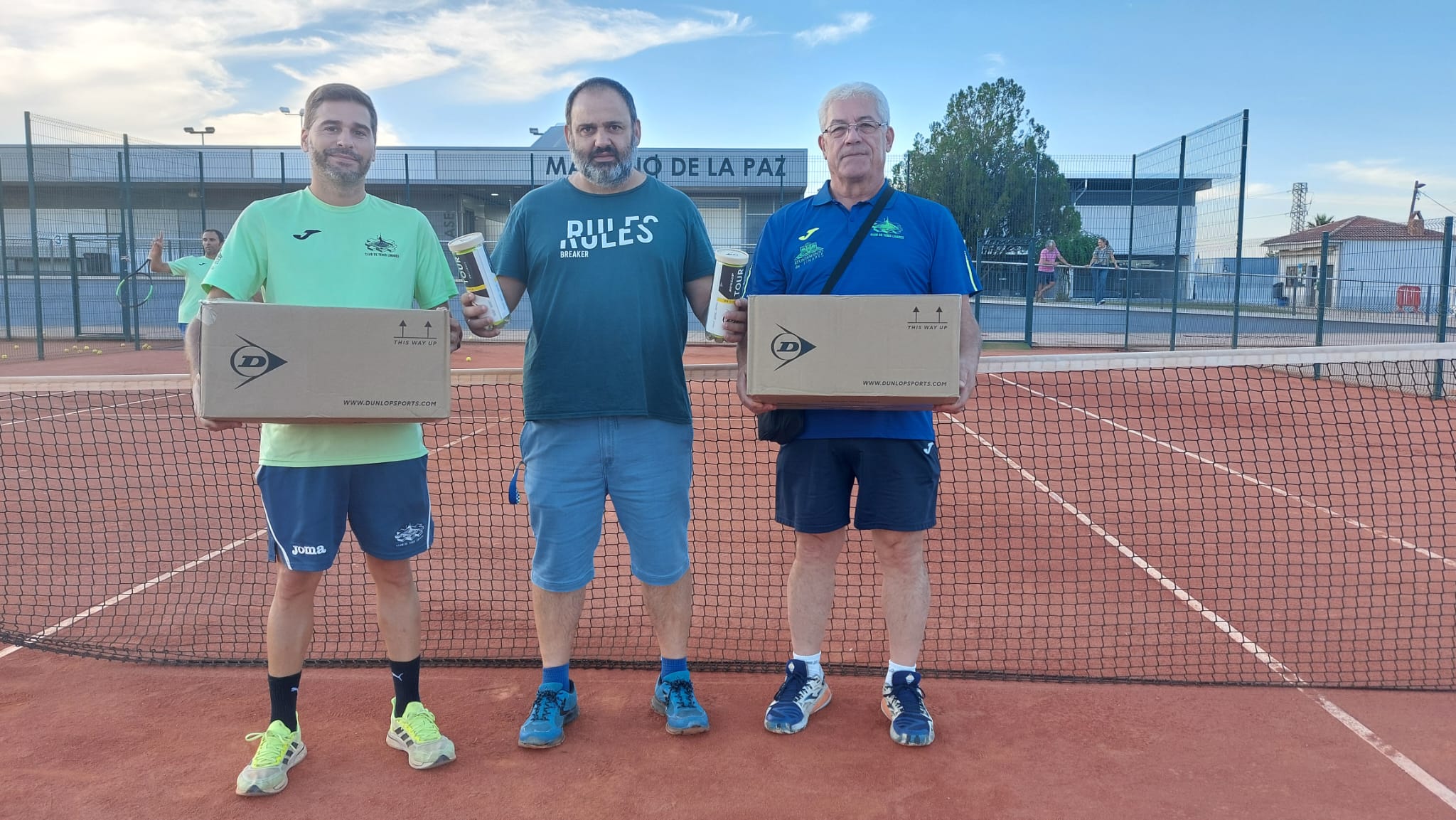 Imagen de El tenis linarense recibe un impulso solidario gracias a la Asociacion Magazine Digital Linares Deporte y empresas locales
