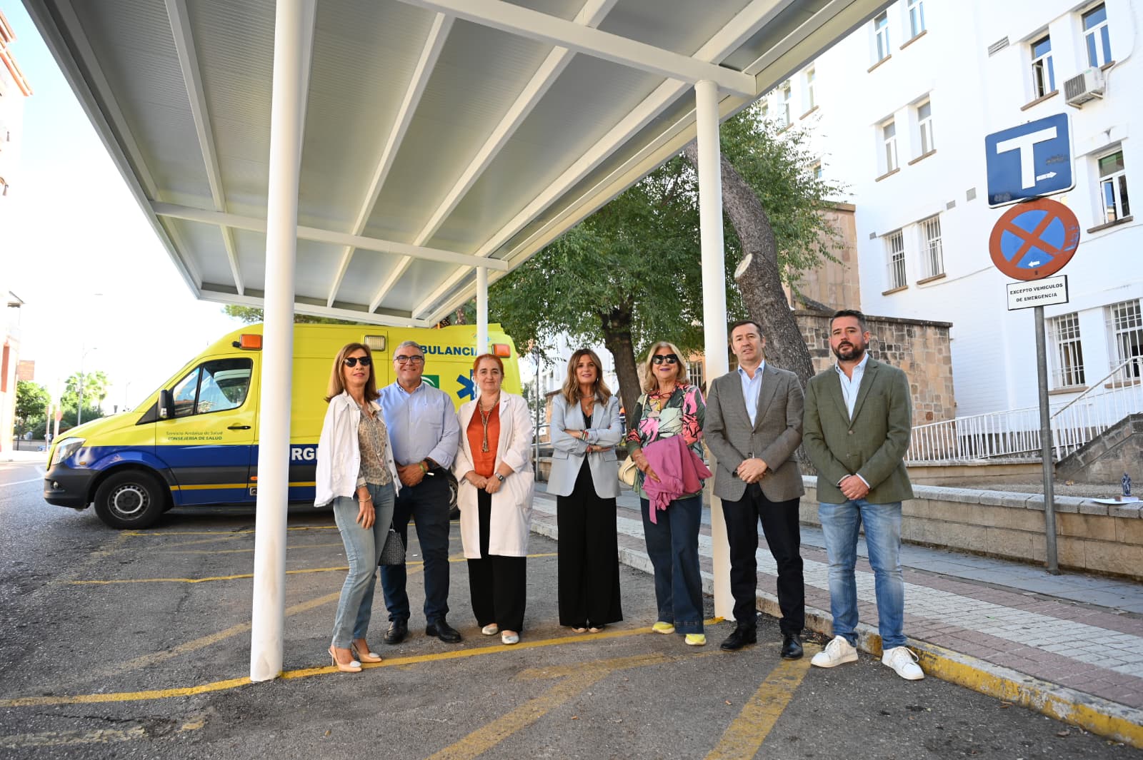 Imagen de El Ayuntamiento de Linares mejora las condiciones del transporte sanitario con una nueva marquesina junto al Centro de Salud Virgen de Linarejos