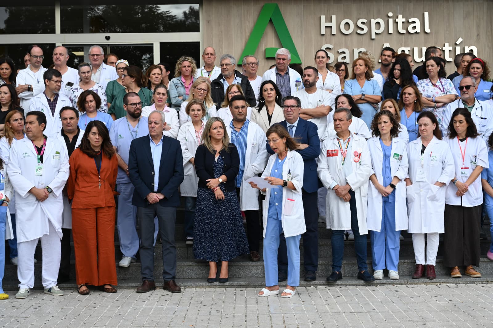 Imagen de Concentración en el Hospital San Agustín en repulsa a la agresión sufrida por una profesional sanitaria