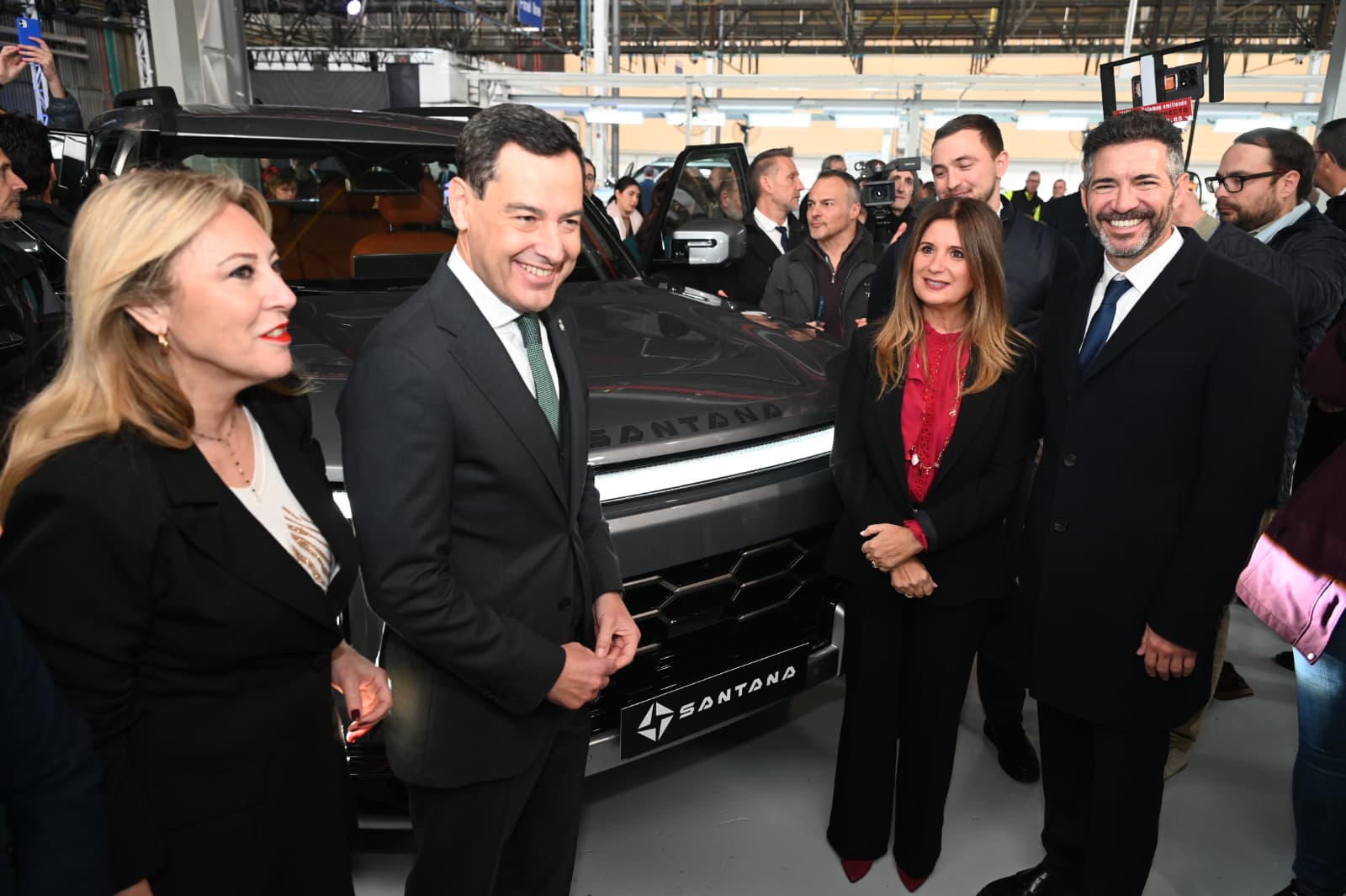 Imagen de La alcaldesa de Linares celebra el renacimiento industrial con la presentación oficial de Santana Motors