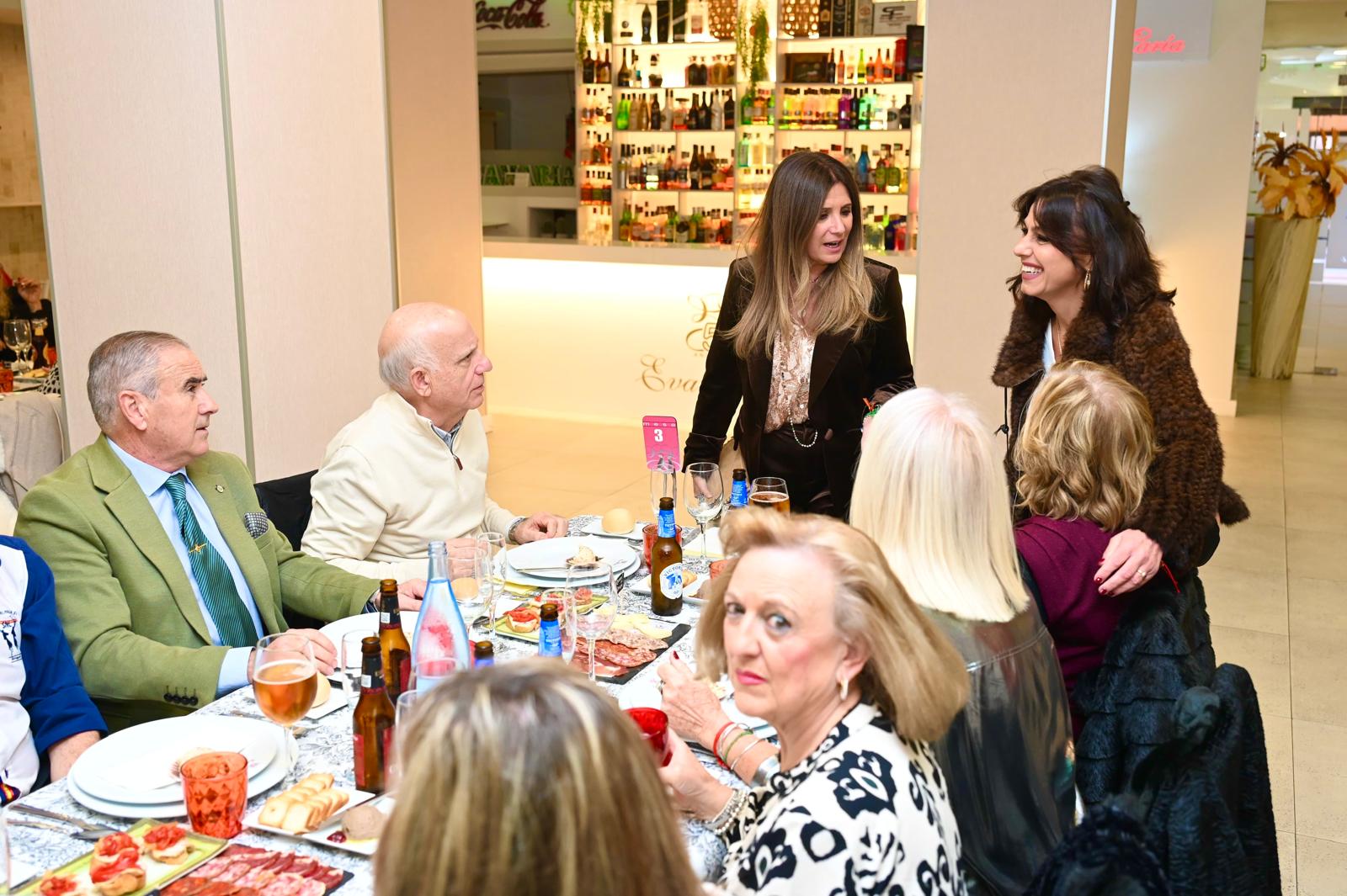 Imagen de Unos 250 usuarios de los centros sociales de Linares participan en la tradicional comida de Navidad