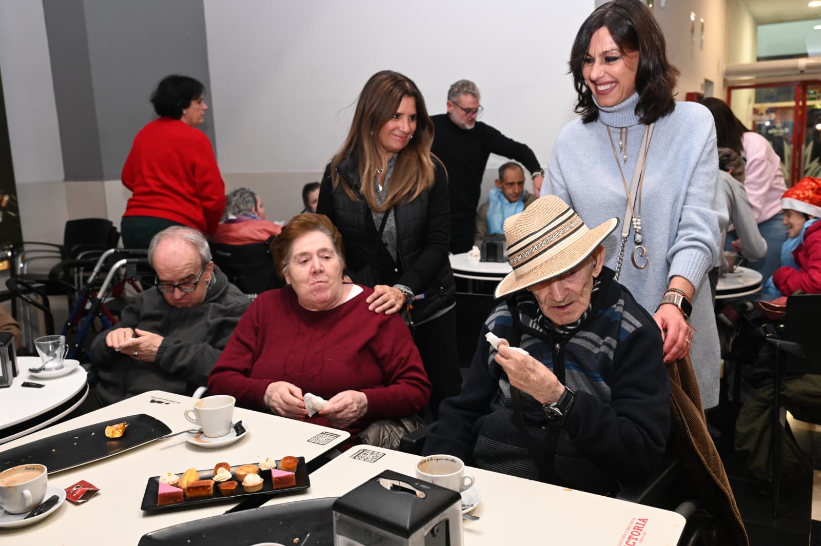 Imagen de Los mayores del geriátrico de Linares viven una jornada navideña de convivencia y alegría