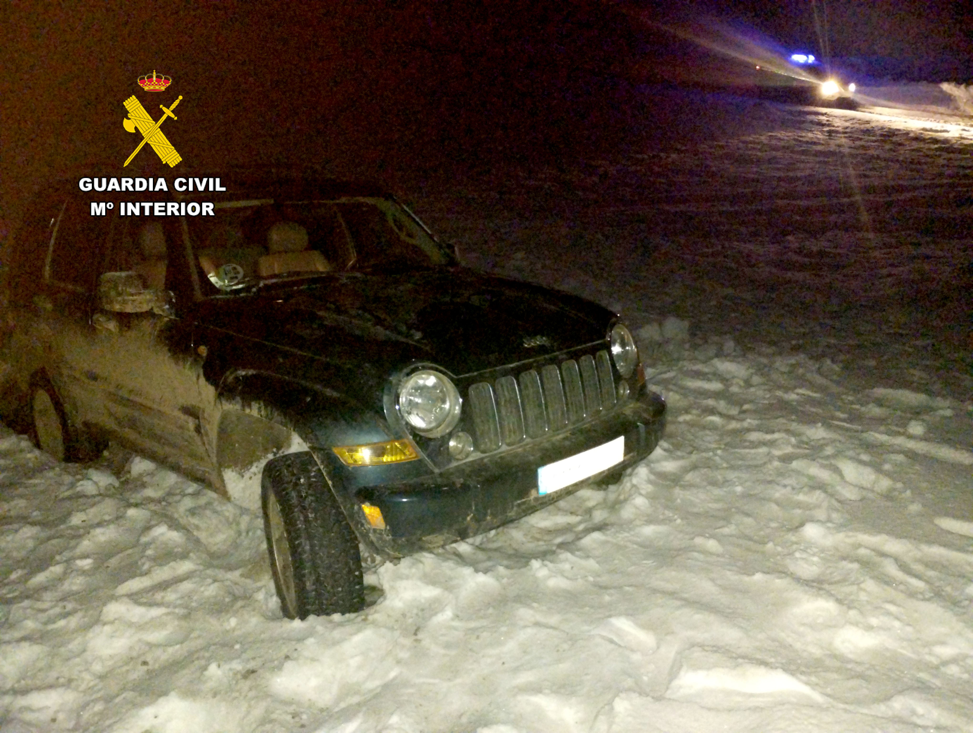 Imagen de La Guardia Civil auxilia a dos personas atrapadas en la nieve