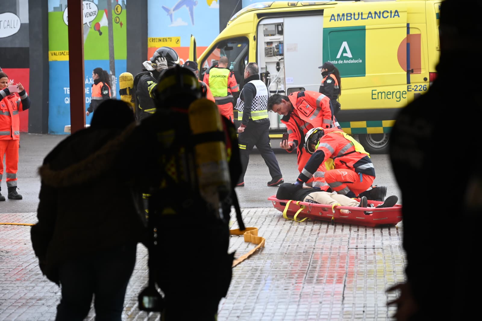 Imagen de Linares pone a prueba sus protocolos de emergencia en un simulacro de incendio y evacuación en el IES Reyes de España