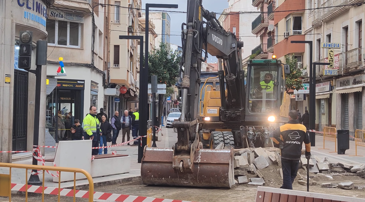 Imagen de El Ayuntamiento de Linares retira adoquines en Las Ocho Puertas tras dos años de problemas