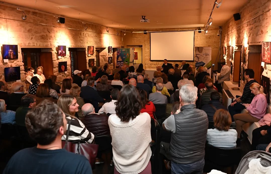 Daniel Campos presenta en Linares su libro ‘Unidad de agudos. Cuentecillos de ida y vuelta’