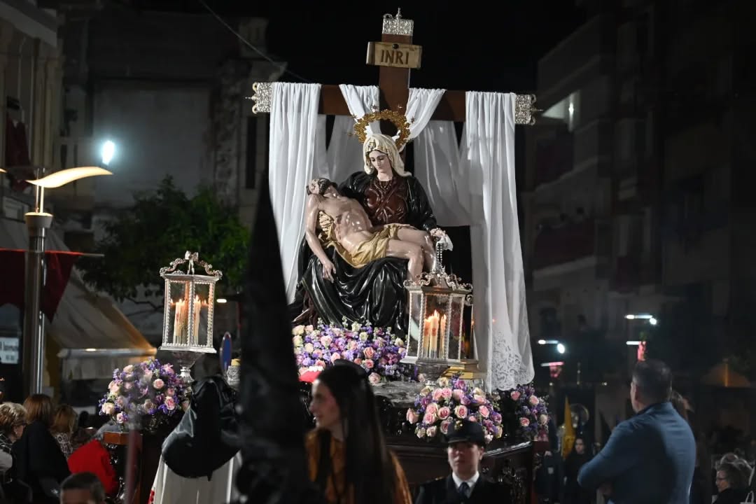 Imagen de Linares vive una emotiva estación de penitencia en Viernes Santo