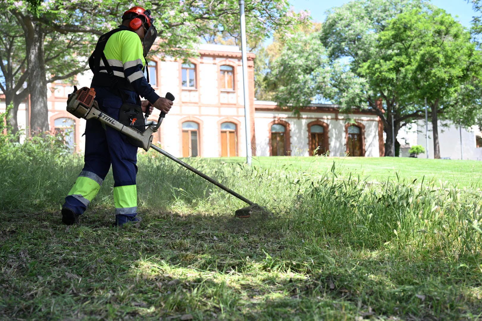 Imagen de Linares intensifica su plan de desbroce ante el crecimiento acelerado de la vegetación