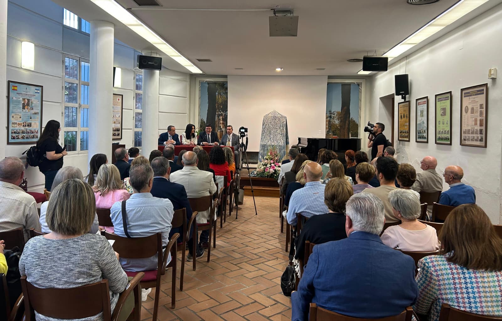 La Cofradía de Nuestra Señora de Linarejos Coronada presenta el cartel y a la pregonera de las Fiestas del Voto 2026