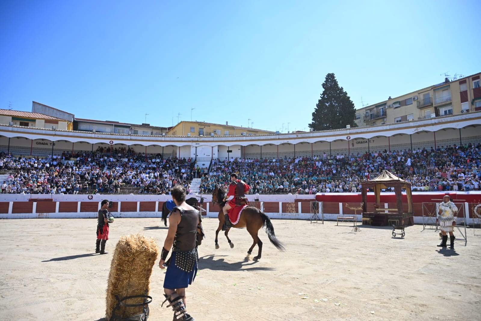 Imagen de La Plaza de Toros se convierte en arena romana ante 3.000 escolares en las XIII Fiestas Ibero Romanas de Cástulo