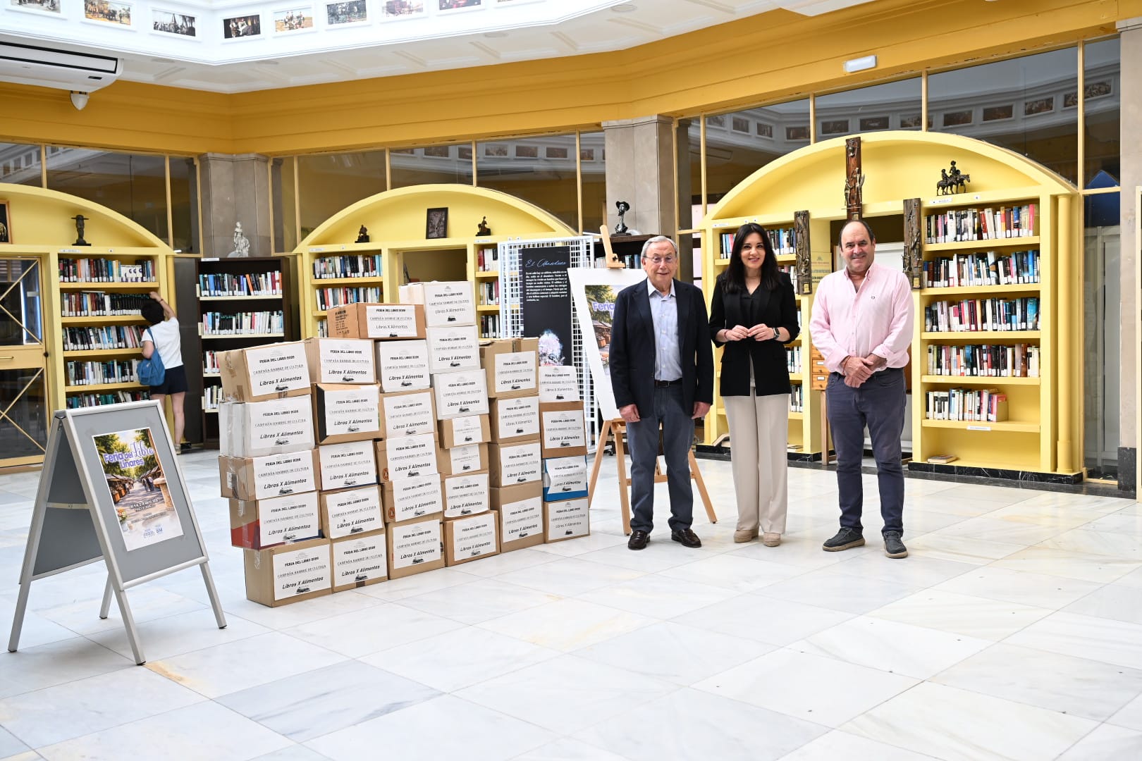 Imagen de La campaña solidaria ‘Hambre de cultura’ vuelve a triunfar en la Feria del Libro con 31 cajas de alimentos para Cáritas