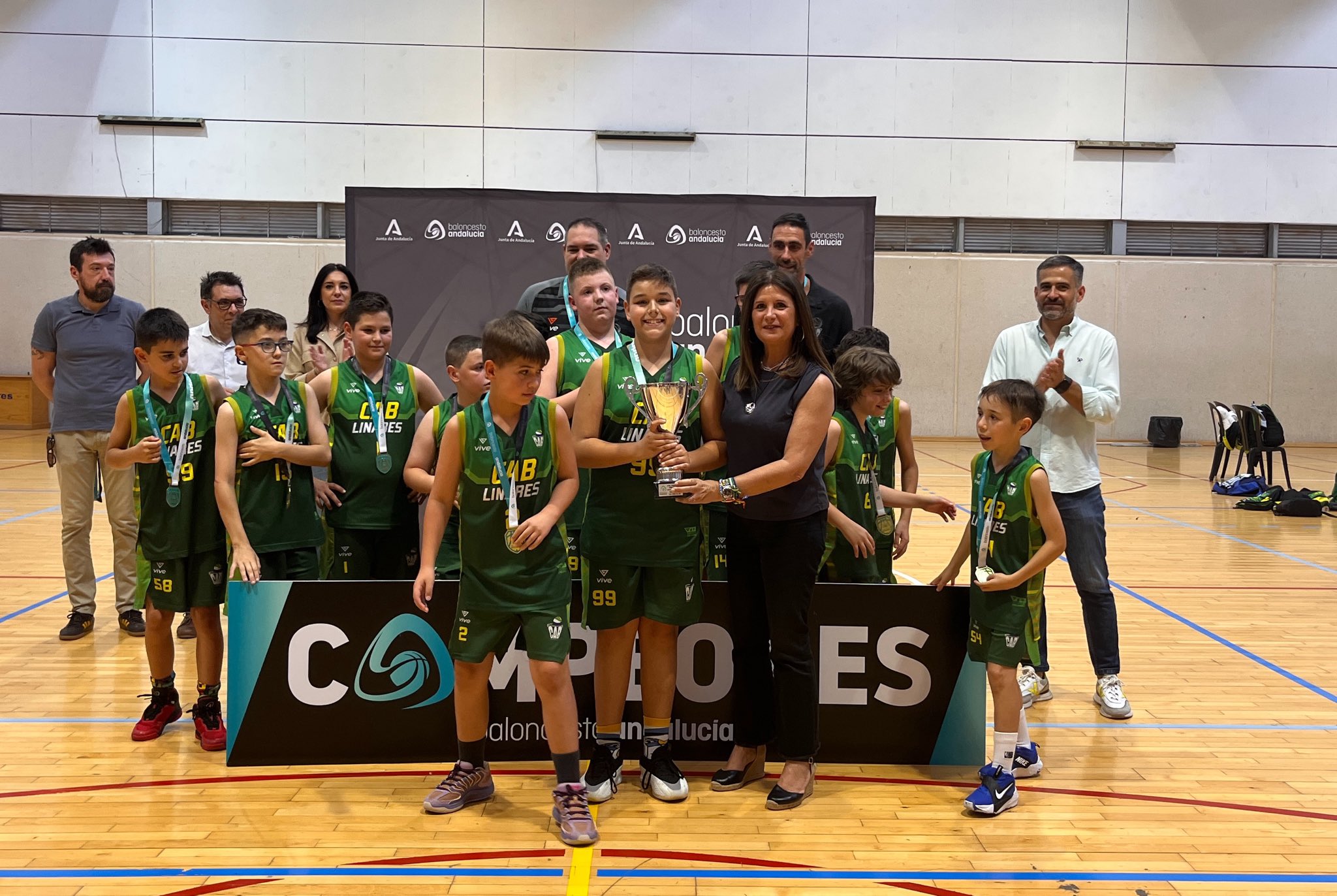 Imagen de Indiana Arena VR CAB Linares firma una temporada perfecta y se corona campeón provincial minibasket