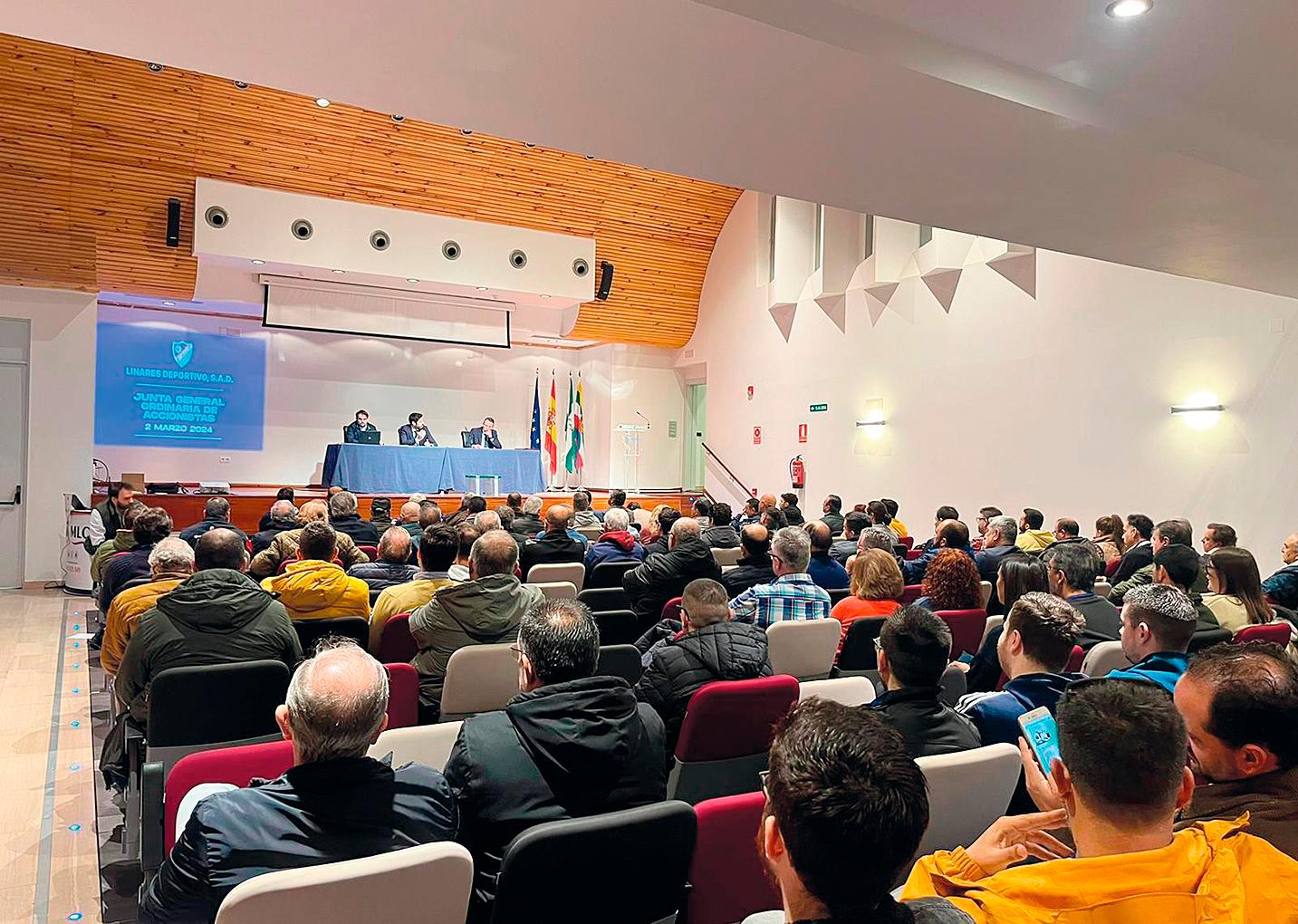 Imagen de “Unidad azulilla: el Linares Deportivo encarrila su futuro con un acuerdo decisivo
