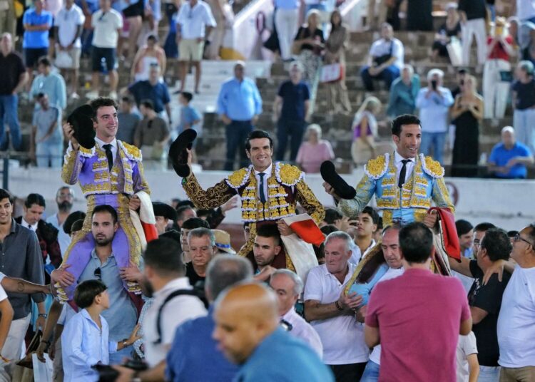 Imagen de David de Miranda, Víctor Hernández y Emilio de Justo salen a hombros del coso de Santa Margarita