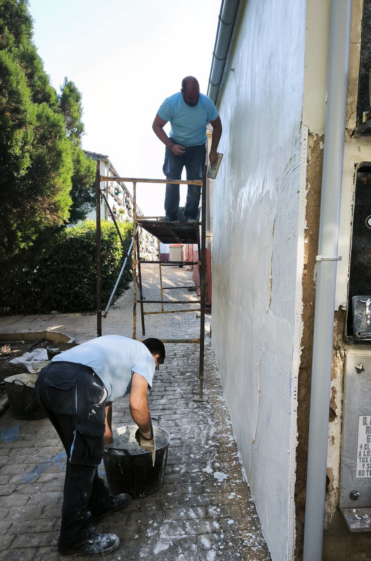 Imagen de El Cementerio Municipal de Linares mejora dos grupos de nicheras del patio de San Sebastián