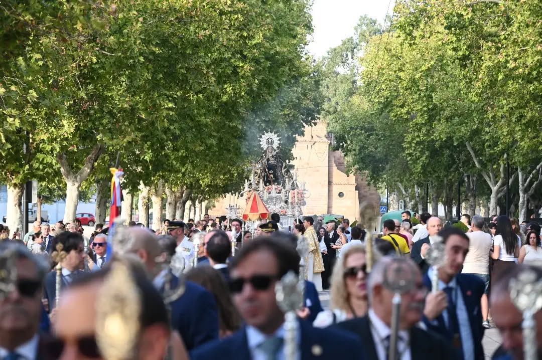 Imagen de La Virgen de Linarejos Coronada inicia la Novena de las Fiestas del Patronazgo con su traslado a Santa María