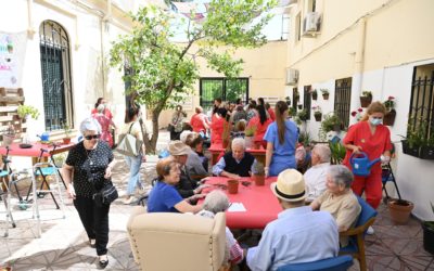 Imagen de Usuarios del Centro de Día Aura Las Mercedes participan en la actividad de dinamización ‘Una planta, una amiga’