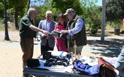 Imagen de Un grupo de escolares del CEIP Marqueses de Linares participa en una jornada de avistamiento de aves en el Parque de Cantarranas