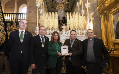 Imagen de La alcaldesa impone la Medalla de la Ciudad a la Virgen de Gracia con motivo del 125º aniversario de la Hermandad de la Oración en el Huerto