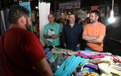 Imagen de Hervás destaca el cambio de ubicación del Paseo de Linarejos durante el verano y la buena acogida del público al mercadillo nocturno.