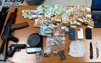 Imagen de En Linares, la Policía Nacional desactiva tres tiendas de venta de MDMA, cocaína, heroína y hachís, además de desmantelar cuatro plantaciones de marihuana dentro.