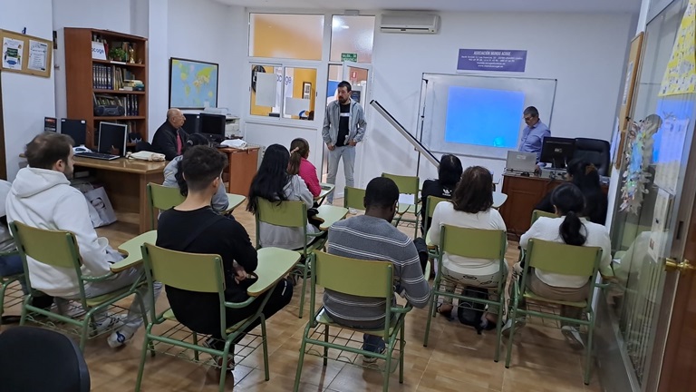 Imagen de El PSOE organiza con éxito una charla sobre empleo en Linares