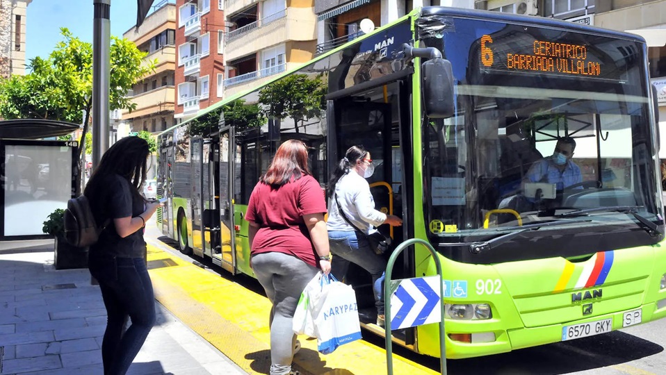 Imagen de Respaldo Absoluto de la primera jornada de huelga en el transporte por Autobús y grúas de Andalucía