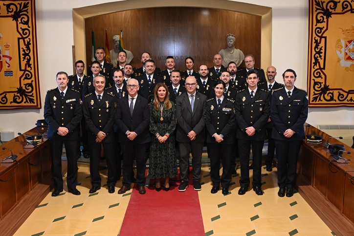 Imagen de El Ayuntamiento de Linares reconoce a agentes de la Policía Nacional con la medalla de la ciudad