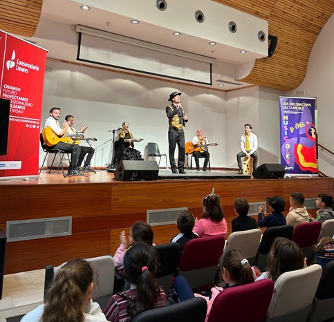 Imagen de 1.200 escolares de la ciudad celebran el Día Internacional del Flamenco junto al Conservatorio de Linares