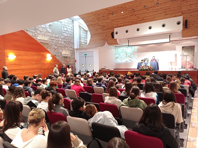 Imagen de El escritor Antonio Pérez Henares protagoniza un encuentro con estudiantes linarenses en el marco de las III Jornadas de Novela Histórica